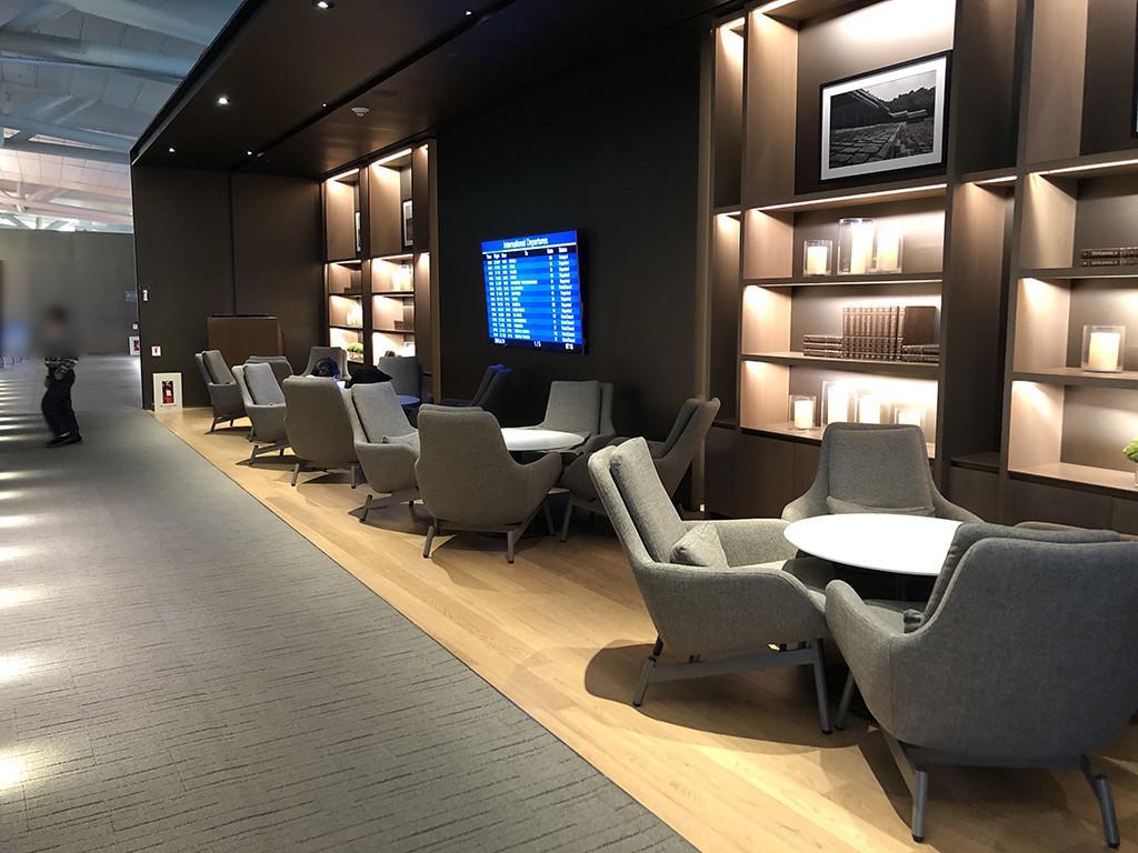 read reviews on lounge: Singapore Airlines Silverkris Lounge - Business 742