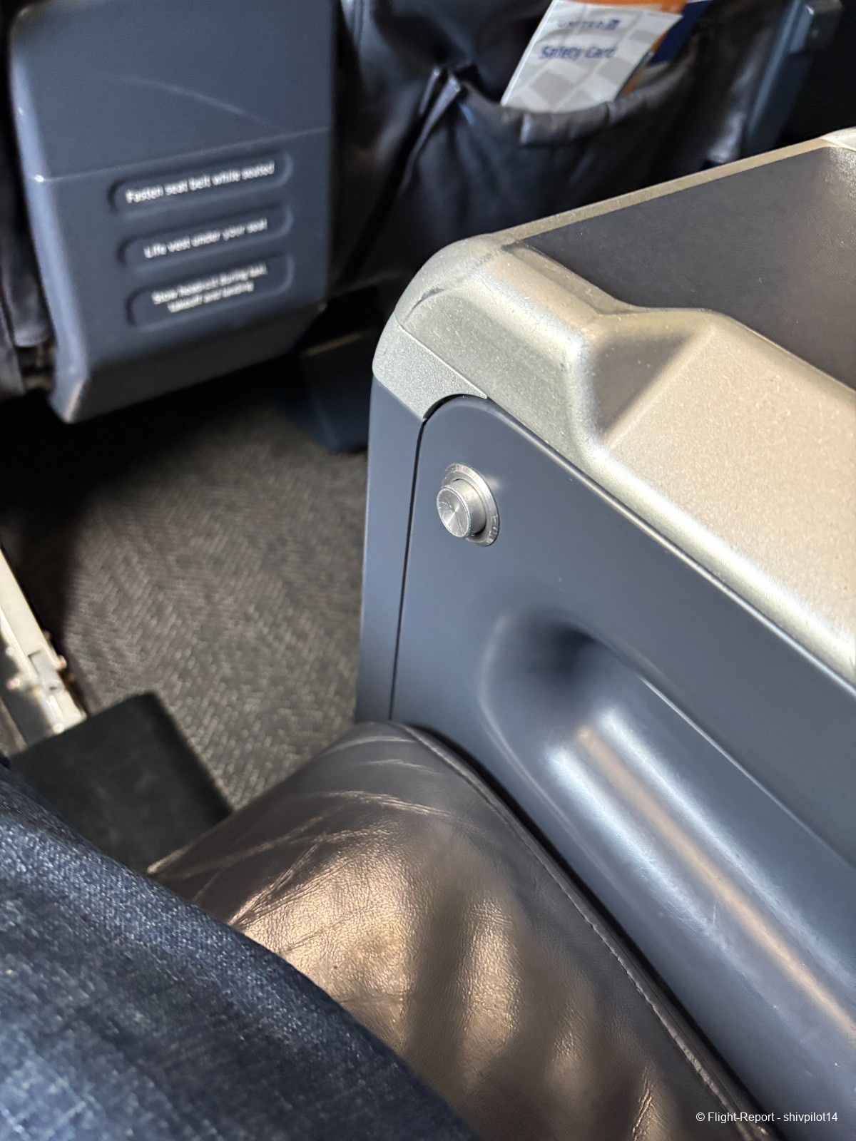 photo right-armrest
