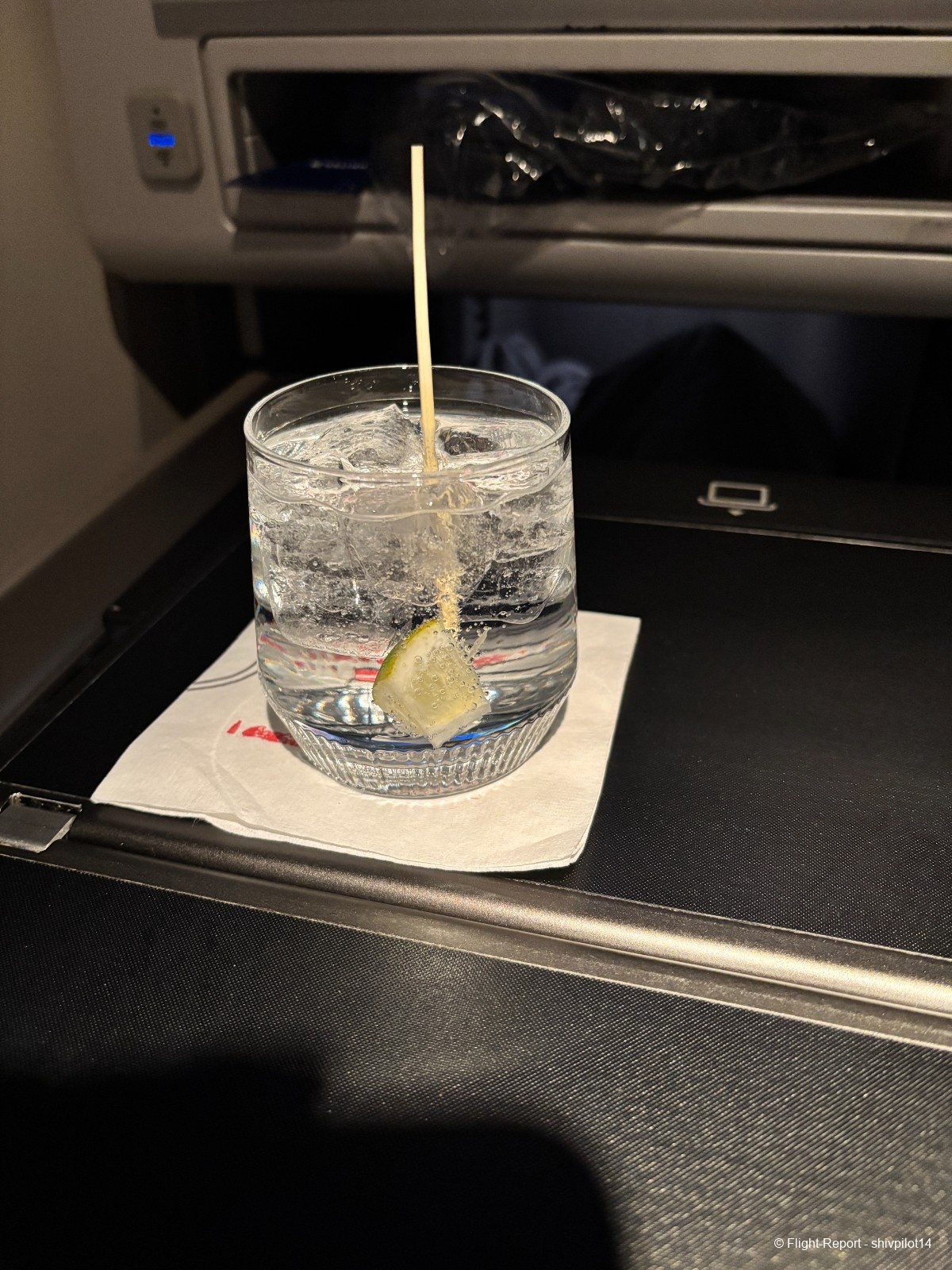 photo gin-and-tonic-mid-flight