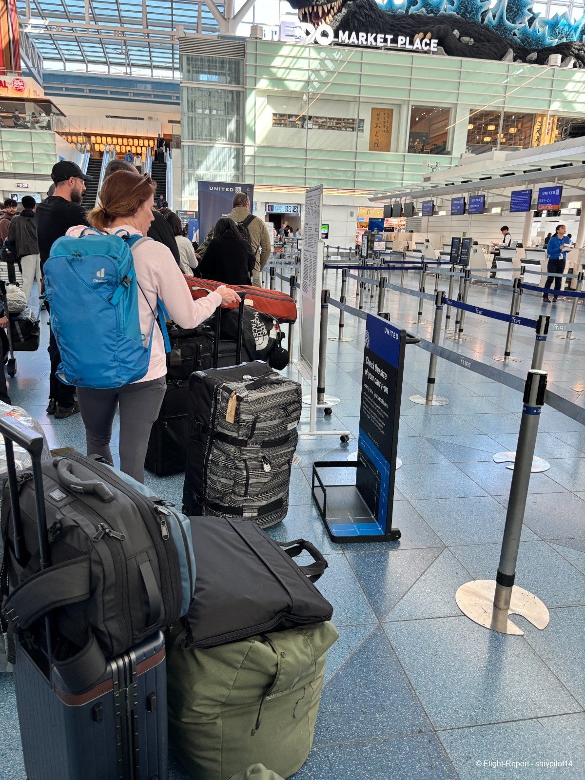 photo line-to-check-in