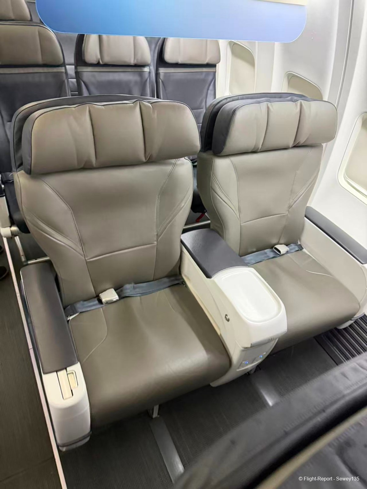 photo 32841774303027_pic