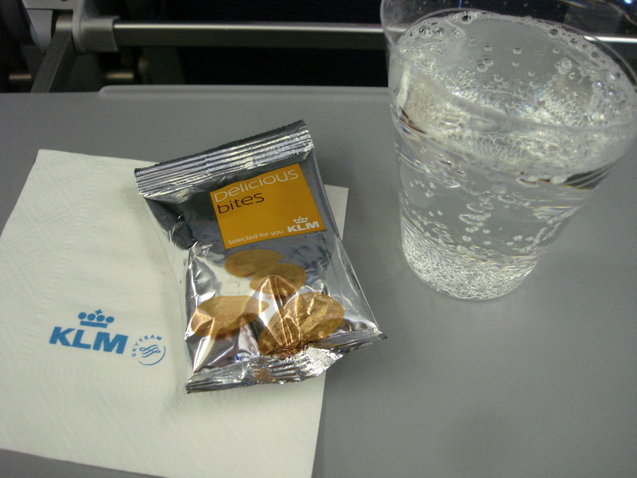 photo 27-sept-departure-montreal-inflight-snacking1