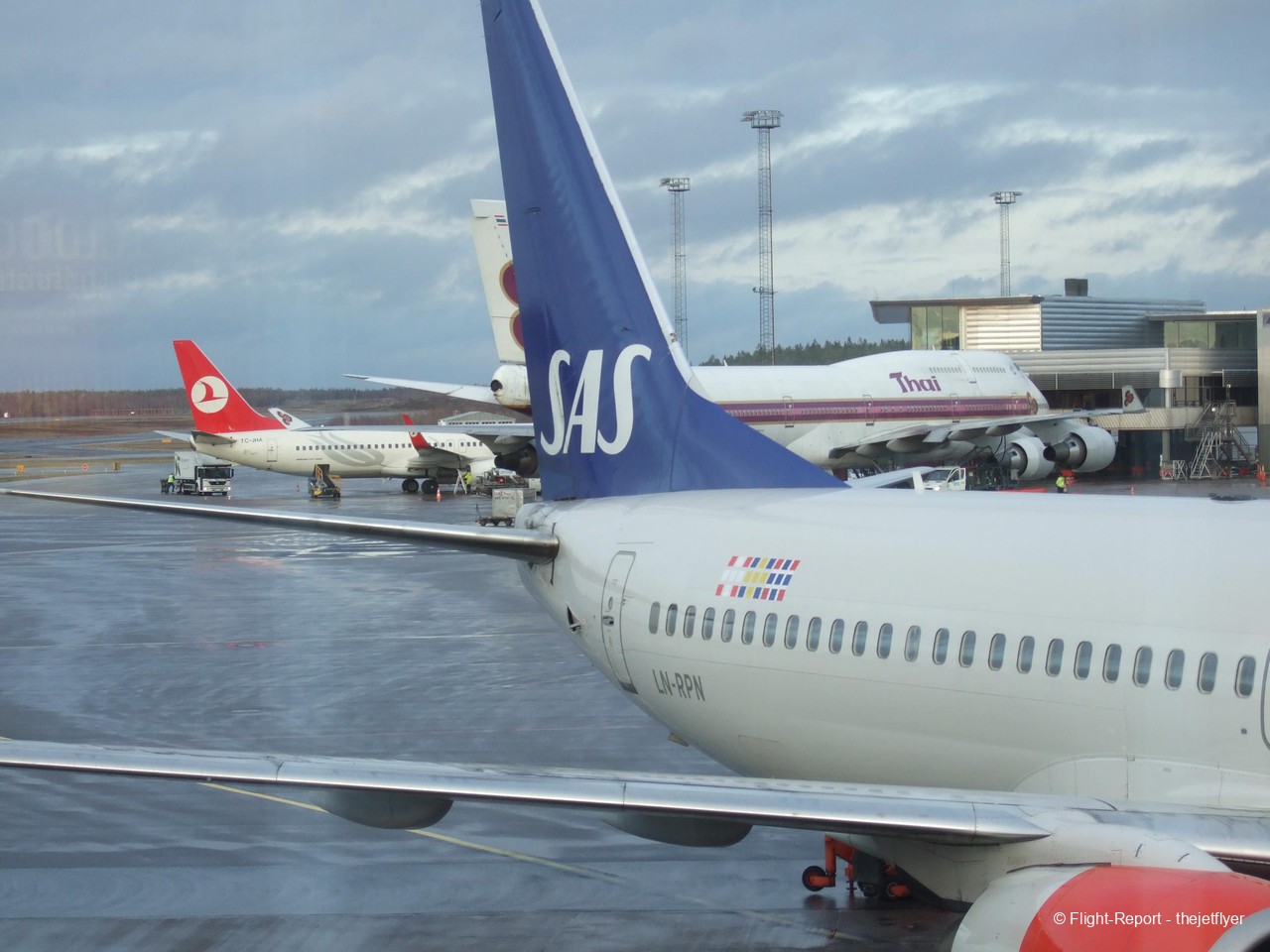 photo aeroplanes_parked_at_stockholm-arlanda_airport_sweden_-_20091123