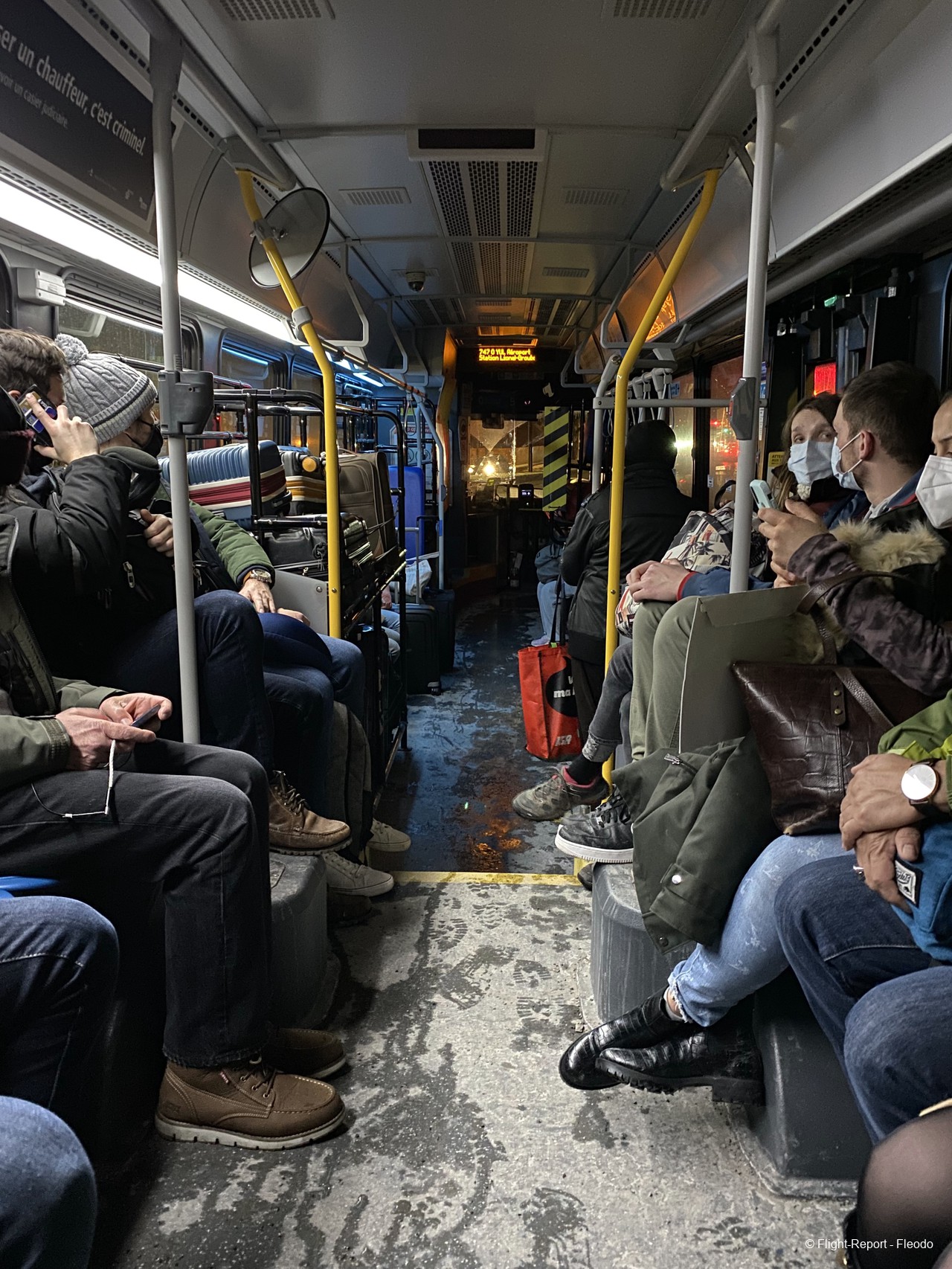Un bus rempli de passagers fait demi-tour sur le périphérique à Paris