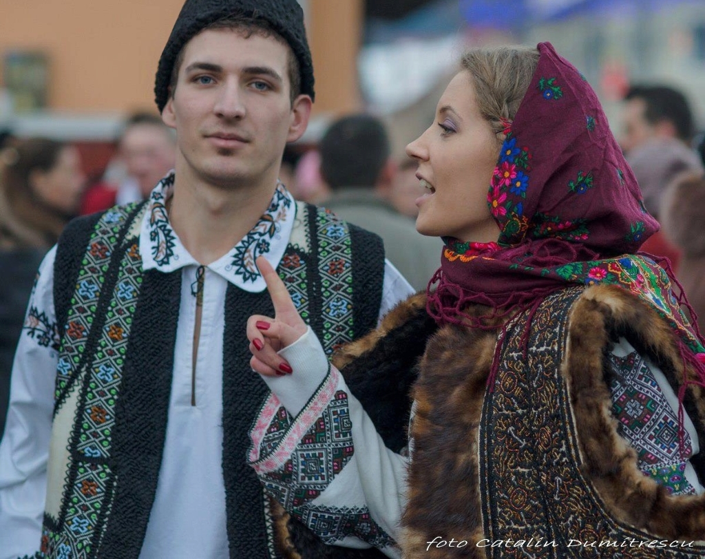 photo romanians-men-women-traditional-costume-clothing-bucovina-romania-traditions1