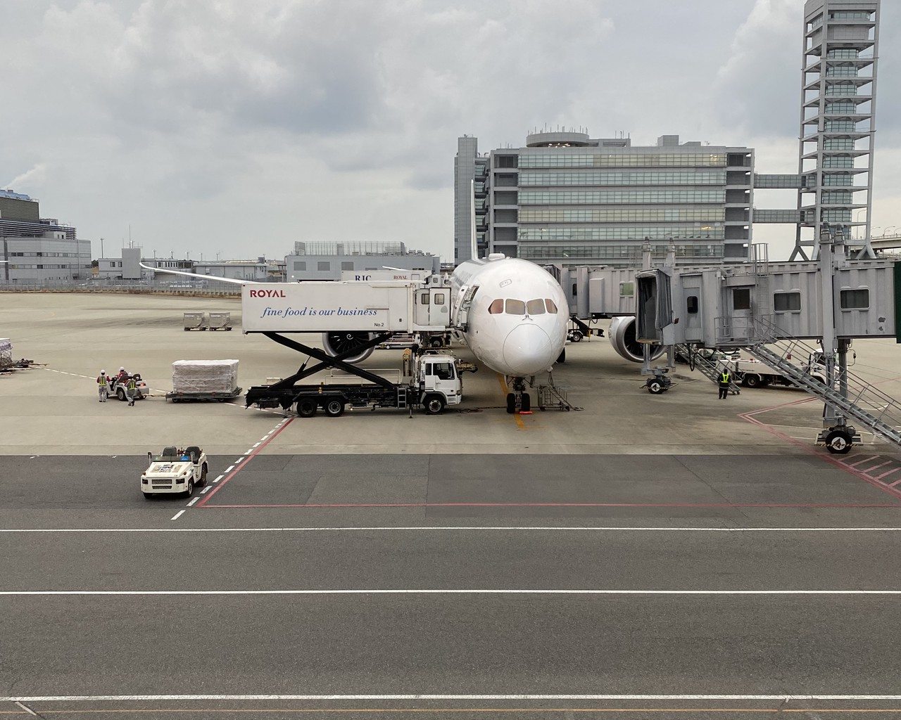 Review of Japan Airlines flight from Osaka to Los Angeles in Economy