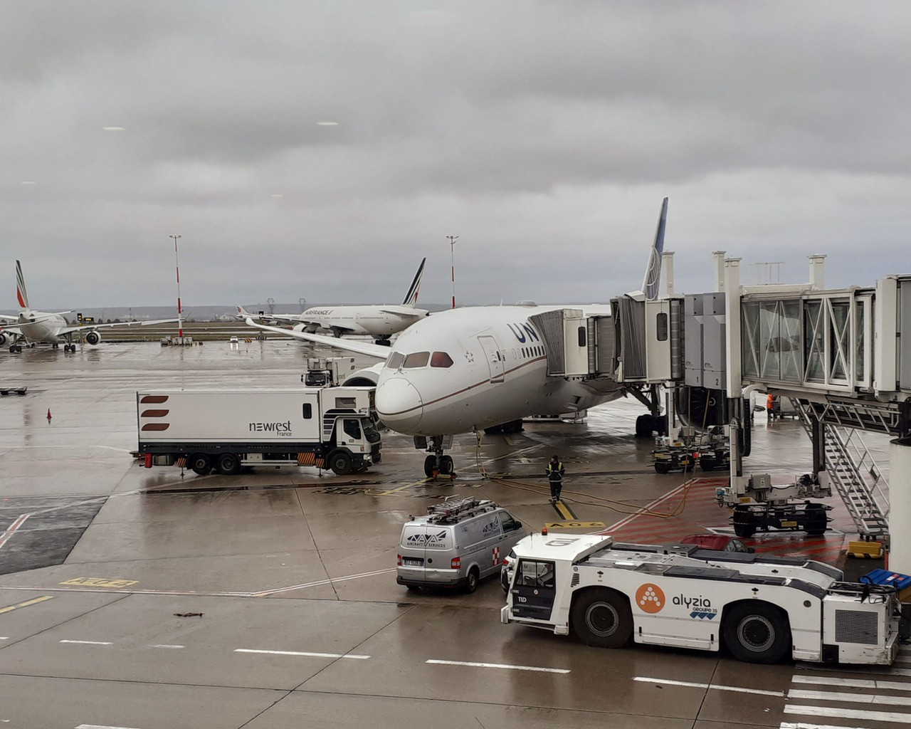 Review of United flight from Chicago to Paris in Economy